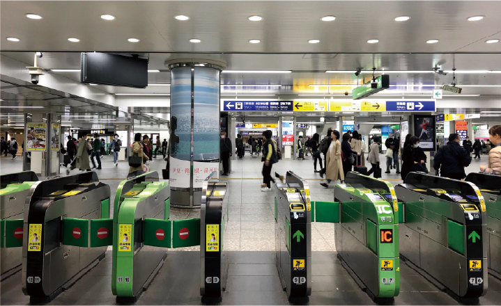 JR横浜駅南中央改札を出ます